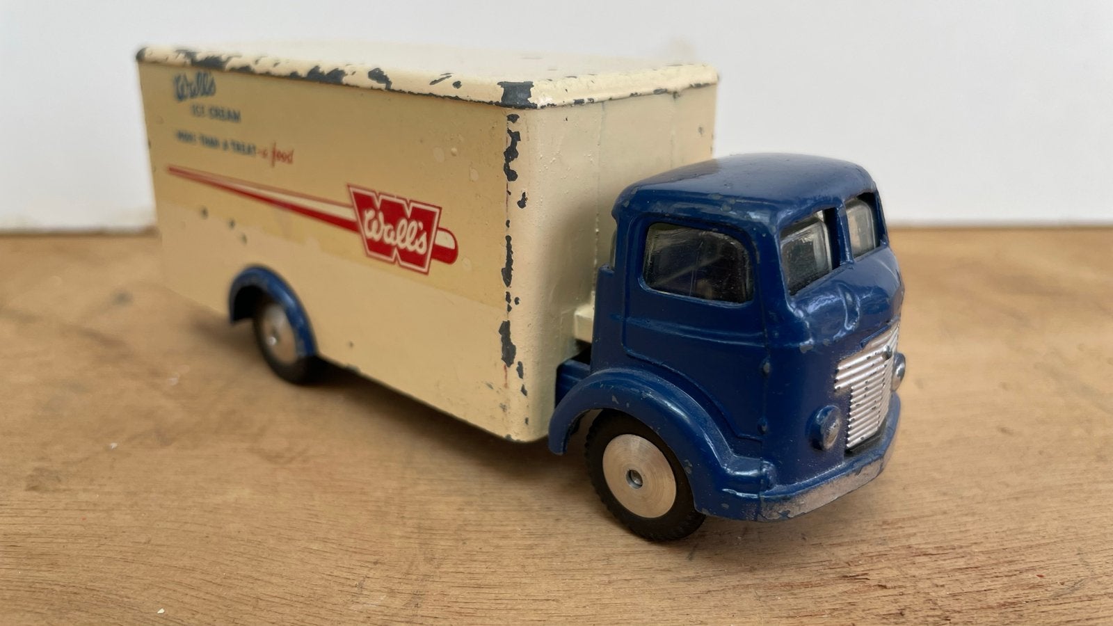 Vintage Corgi Toys Commer 5 Ton Walls Ice Cream Truck, Ophalen of Verzenden