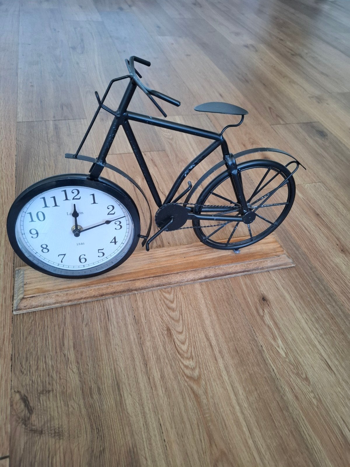 Tafelklok fiets op houten voet, Huis en Inrichting, Woonaccessoires | Klokken, Ophalen of Verzenden, Gebruikt, Staande klok