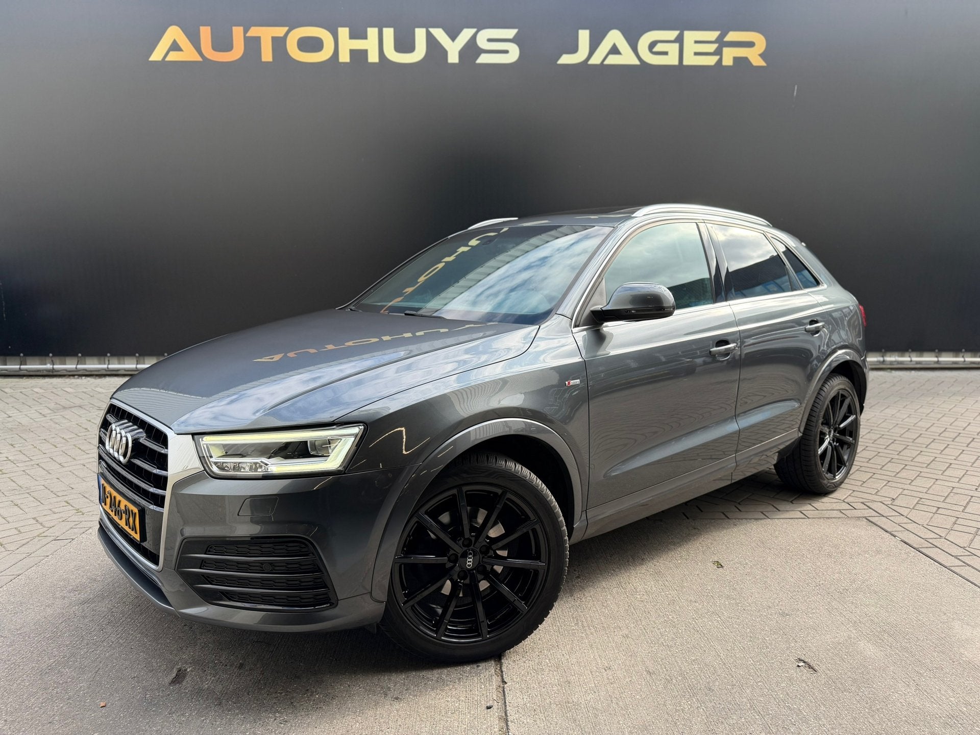 Audi Q3 2.0 TFSI Quattro Pano Dodehoek Camera Elek.Stoel Key, Automaat, Gebruikt, 4 cilinders, Leder en Stof