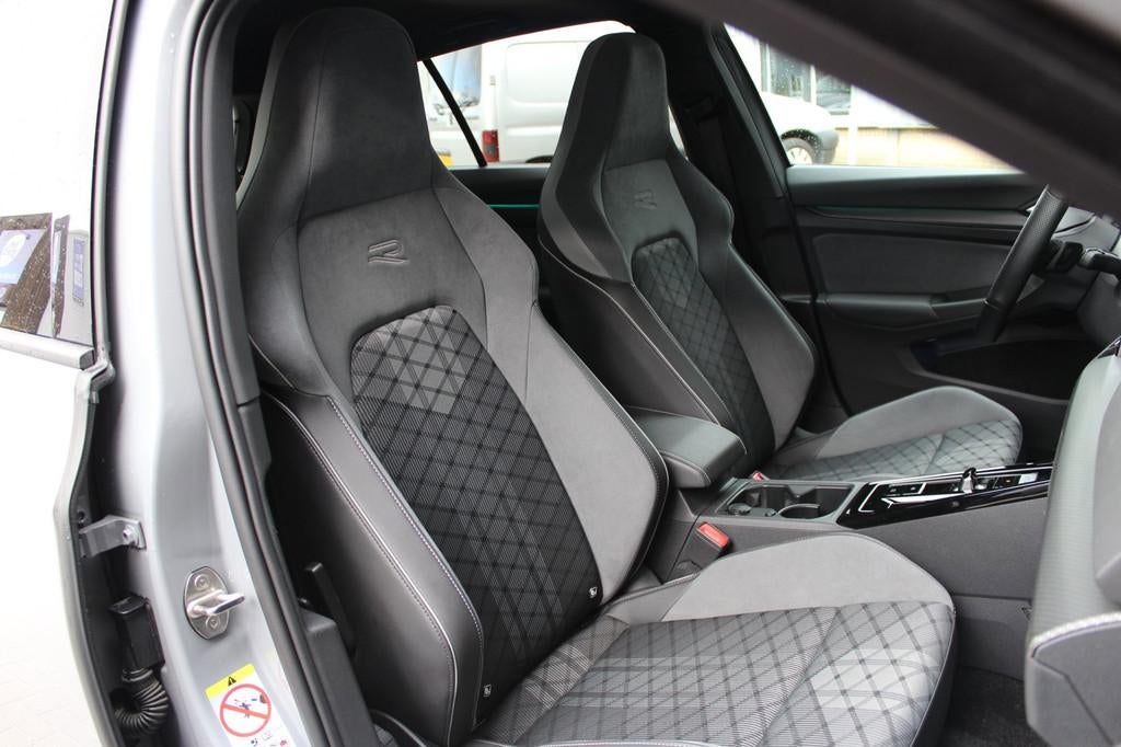 Volkswagen Golf 1.5 eTSI 3x R-Line | Panoramadak | IQ Light, Auto's, 1498 cc, Zwart, 4 cilinders, 150 pk