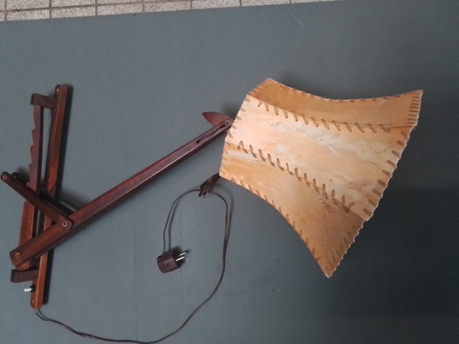 Vintage houten schaar wandlamp met leren kap, Antiek en Kunst, Antiek | Lampen, Ophalen of Verzenden