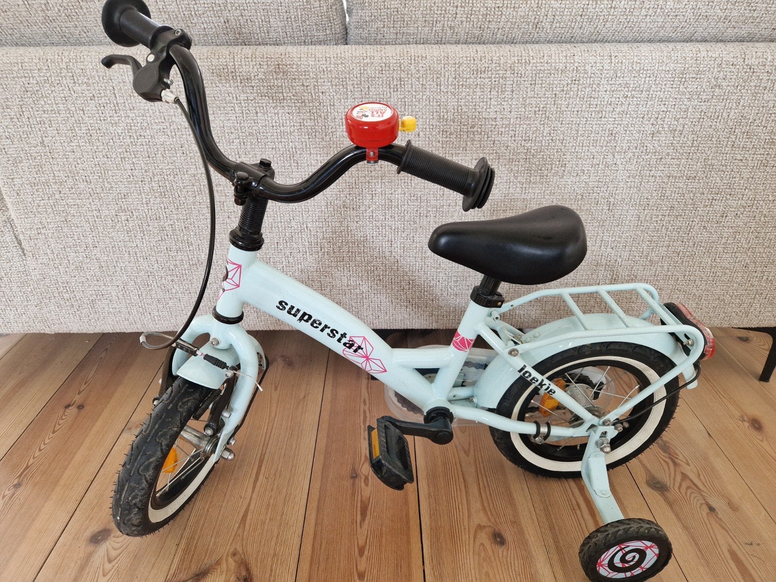 Loekie superstar 12inch fietsje met zijwieltjes, Fietsen en Brommers, Fietsen | Kinderfietsjes, Zijwieltjes, Velgrem, Ophalen