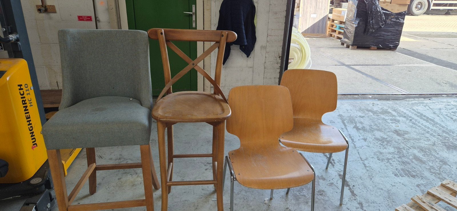 Diverse stoelen: barkruk, houten stoel en schoolstoelen, Huis en Inrichting, Ophalen, Gebruikt, Hout, Vier