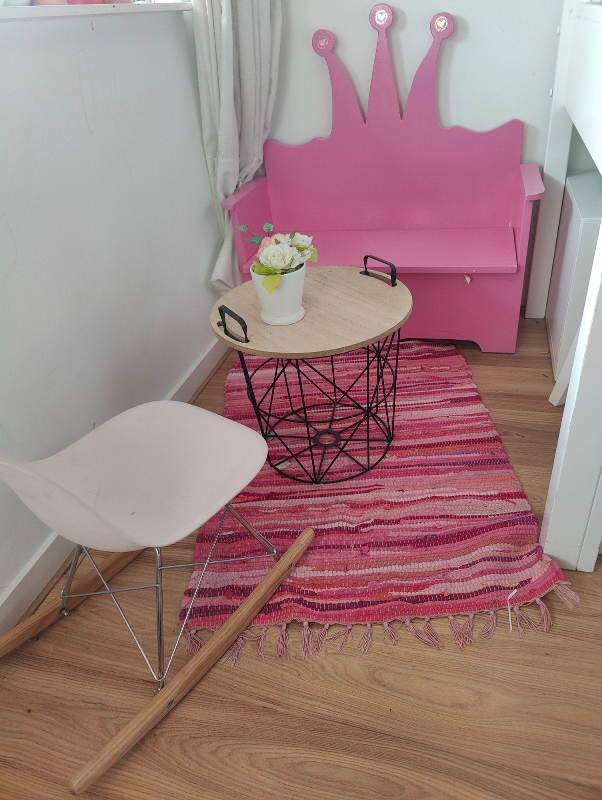 Roze kinderbankje, tafeltje, kleedje en schommelstoel, Ophalen, Gebruikt, Tafel(s) en Stoel(en)