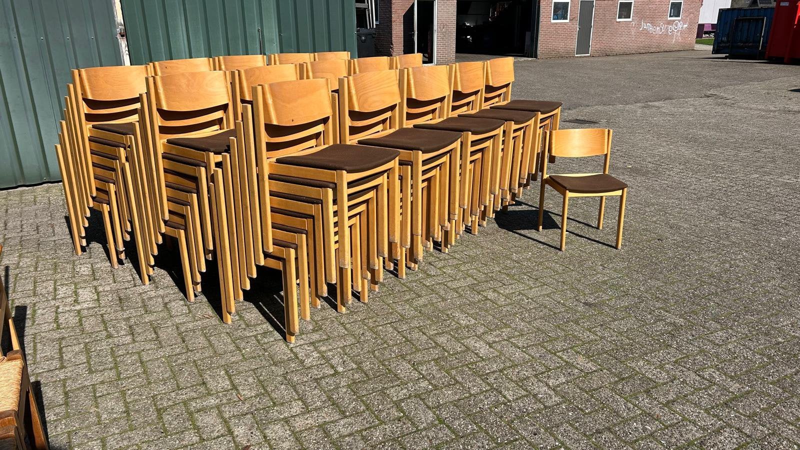 Partij van 100 vintage plywood stapelstoelen ‘80, Hout, Ophalen of Verzenden, Zo goed als nieuw, Nvt