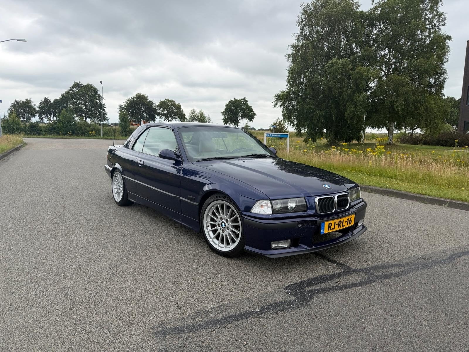 BMW E36 320i Cabriolet | 6-cilinder | JBL | Stoelverwarming, Automaat, Achterwielaandrijving, 1575 kg, Blauw