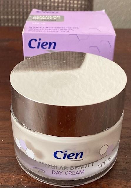 Cien, Nieuwe ongeopende pot dagcrème, inhoud 50 ml., Sieraden, Tassen en Uiterlijk, Uiterlijk | Gezichtsverzorging, Ophalen of Verzenden
