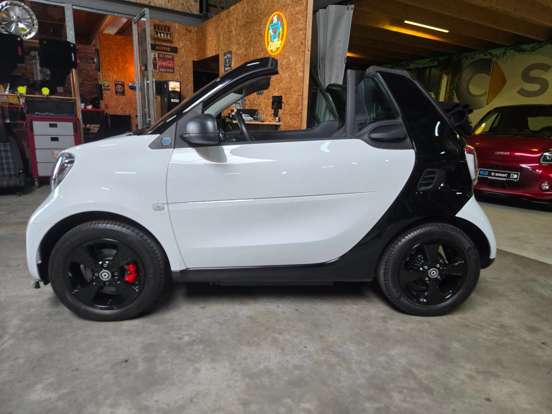 Smart Fortwo cabrio EQ Comfort PLUS - 22 kWh snellader - Win, Auto's, Automaat, Gebruikt, 82 pk, Grijs