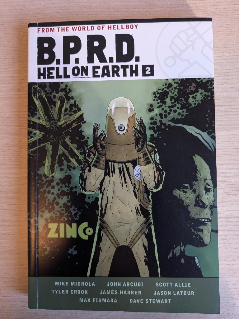 B.P.R.D. hell on earth volume 2 - mike mignola, Eén comic, Ophalen of Verzenden, Zo goed als nieuw, Amerika
