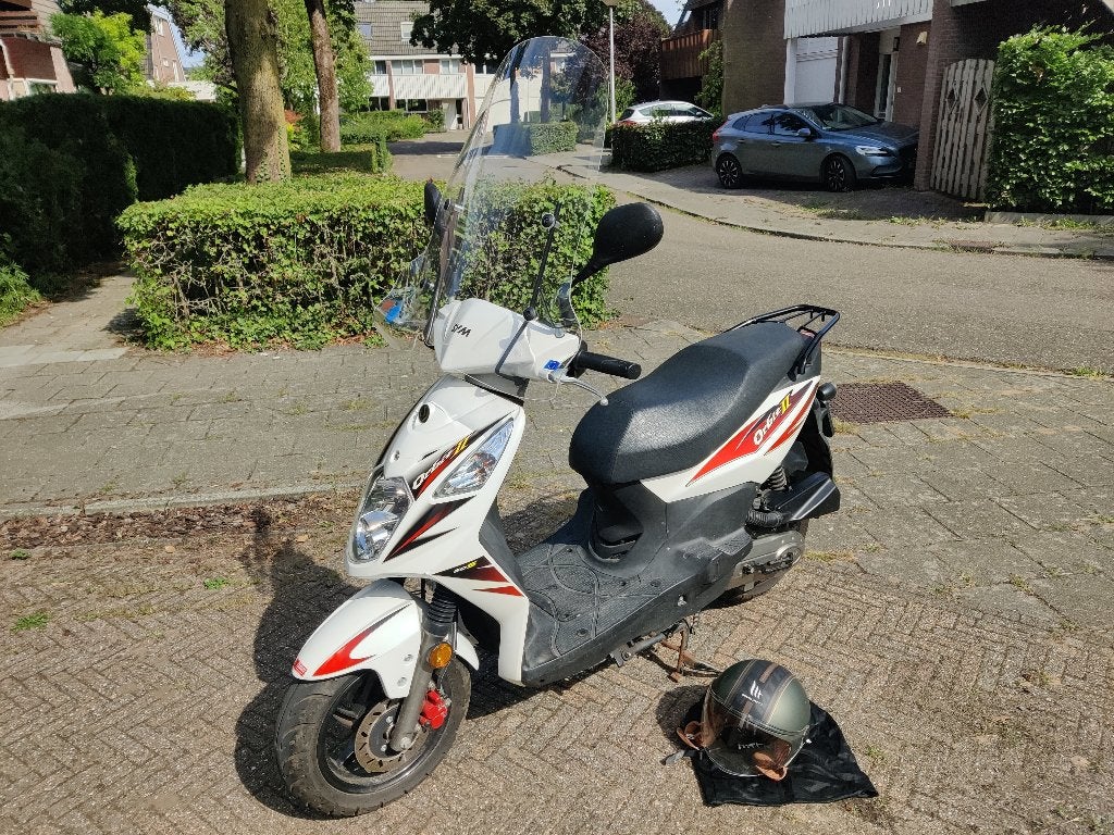 Sym Orbit 2 (met helm & ketting), Fietsen en Brommers, Scooters | SYM, Gebruikt, Orbit, Maximaal 25 km/u, Benzine, Ophalen
