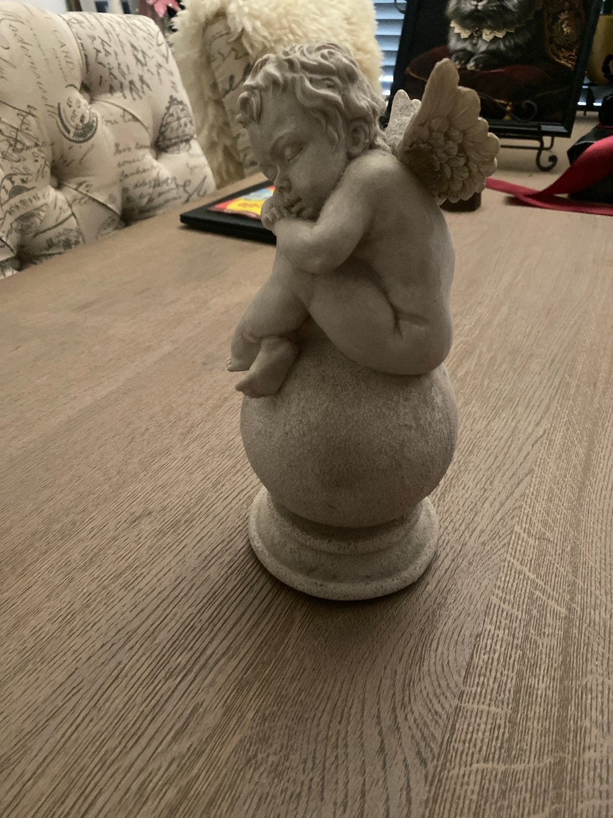 Schattig engeltje op bol - Decoratief beeldje, Verzamelen, Beelden en Beeldjes, Ophalen of Verzenden, Zo goed als nieuw, Religie