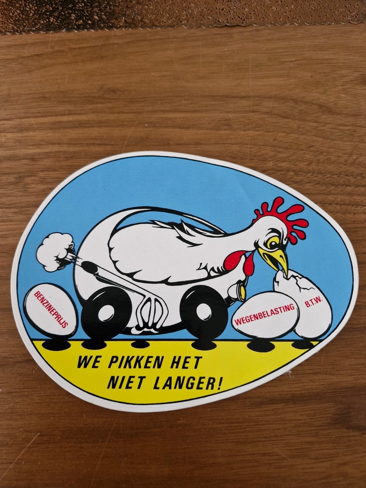 G 135 Vintage Sticker: 'We pikken het niet langer!' (18x14cm, Ophalen of Verzenden, Gebruikt, Overige typen