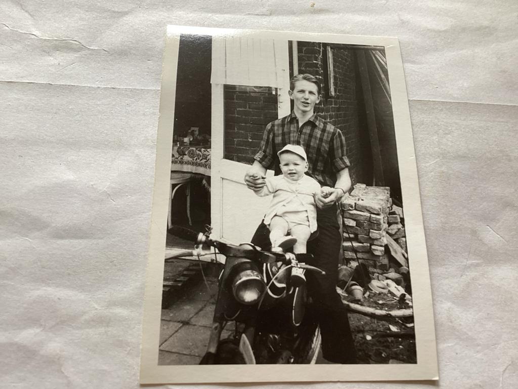 Man met baby op motorfiets 7x10 cm, Verzamelen, Foto's en Prenten, 1960 tot 1980, Gebruikt, Foto, Ophalen of Verzenden