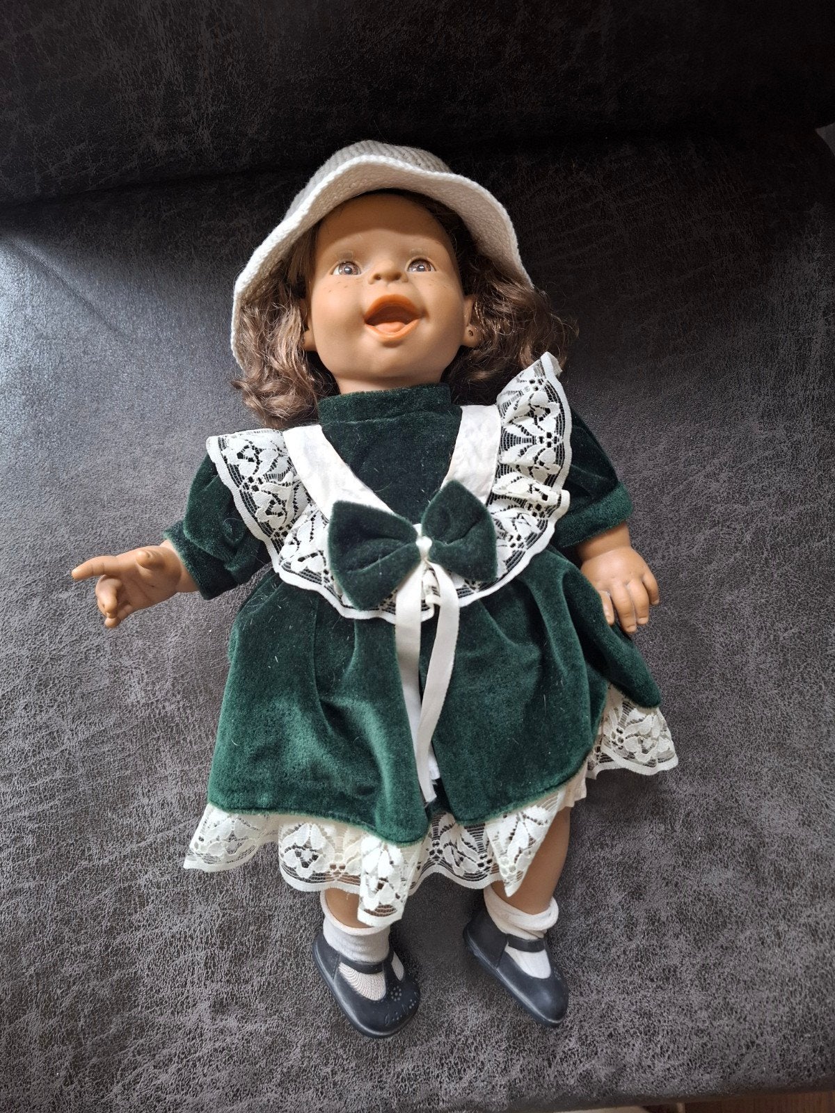 Schattige babypop met groene fluwelen jurk en hoedje, Ophalen of Verzenden, Gebruikt, Babypop, Levensecht of Reborn