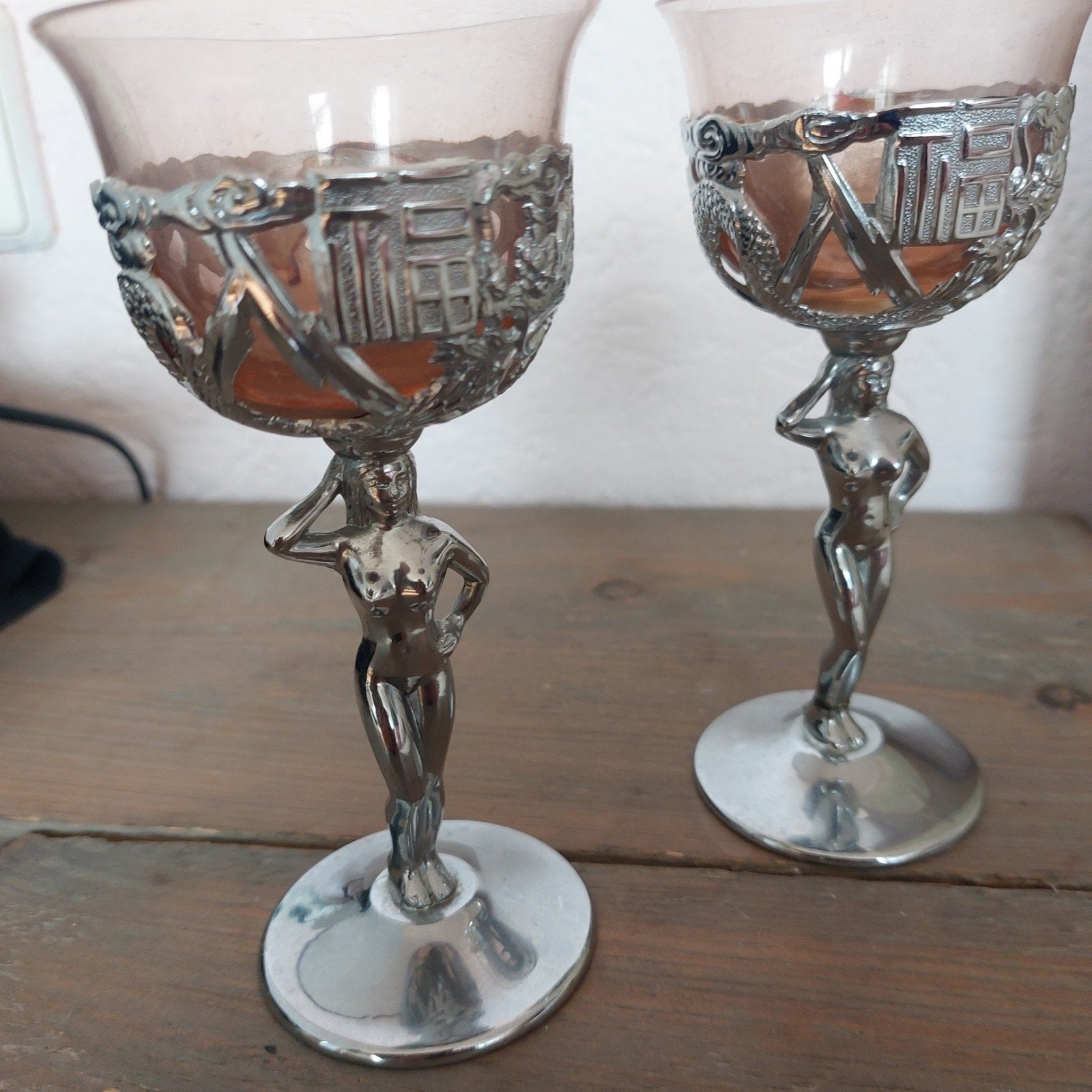 2 Decoratieve wijnglazen met figuur, Ophalen of Verzenden