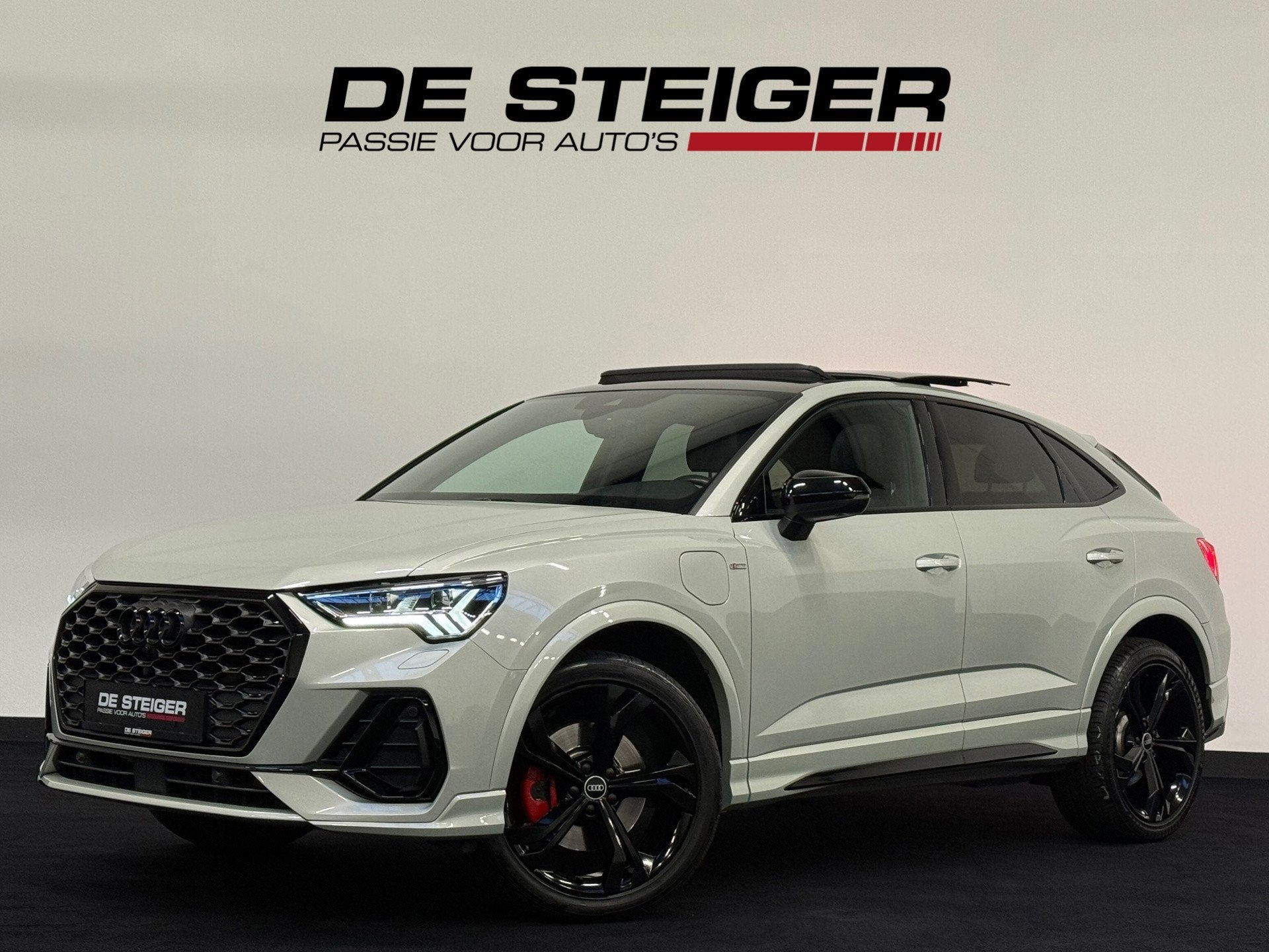 Audi Q3 Sportback 45 TFSI e RSQ3 ACC Pano 360 Sonos Memory S, Gebruikt, Zwart, Hybride Elektrisch/Benzine, Zilver of Grijs