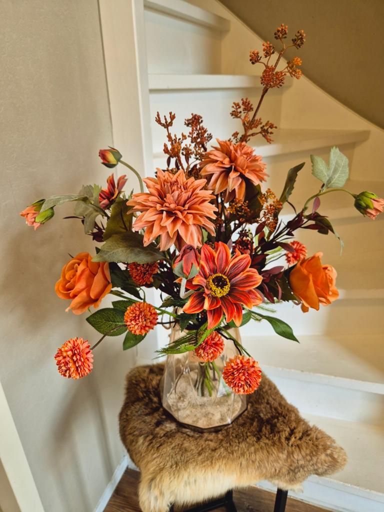 Vaas met boeket zijde bloemen oranje roest tinten, Binnen, Overige materialen, Ophalen of Verzenden, Zo goed als nieuw