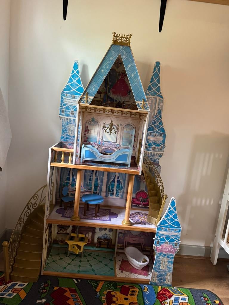 Barbie poppenhuis disney, Kinderen en Baby's, Speelgoed | Poppenhuizen, Ophalen, Zo goed als nieuw, Poppenhuis