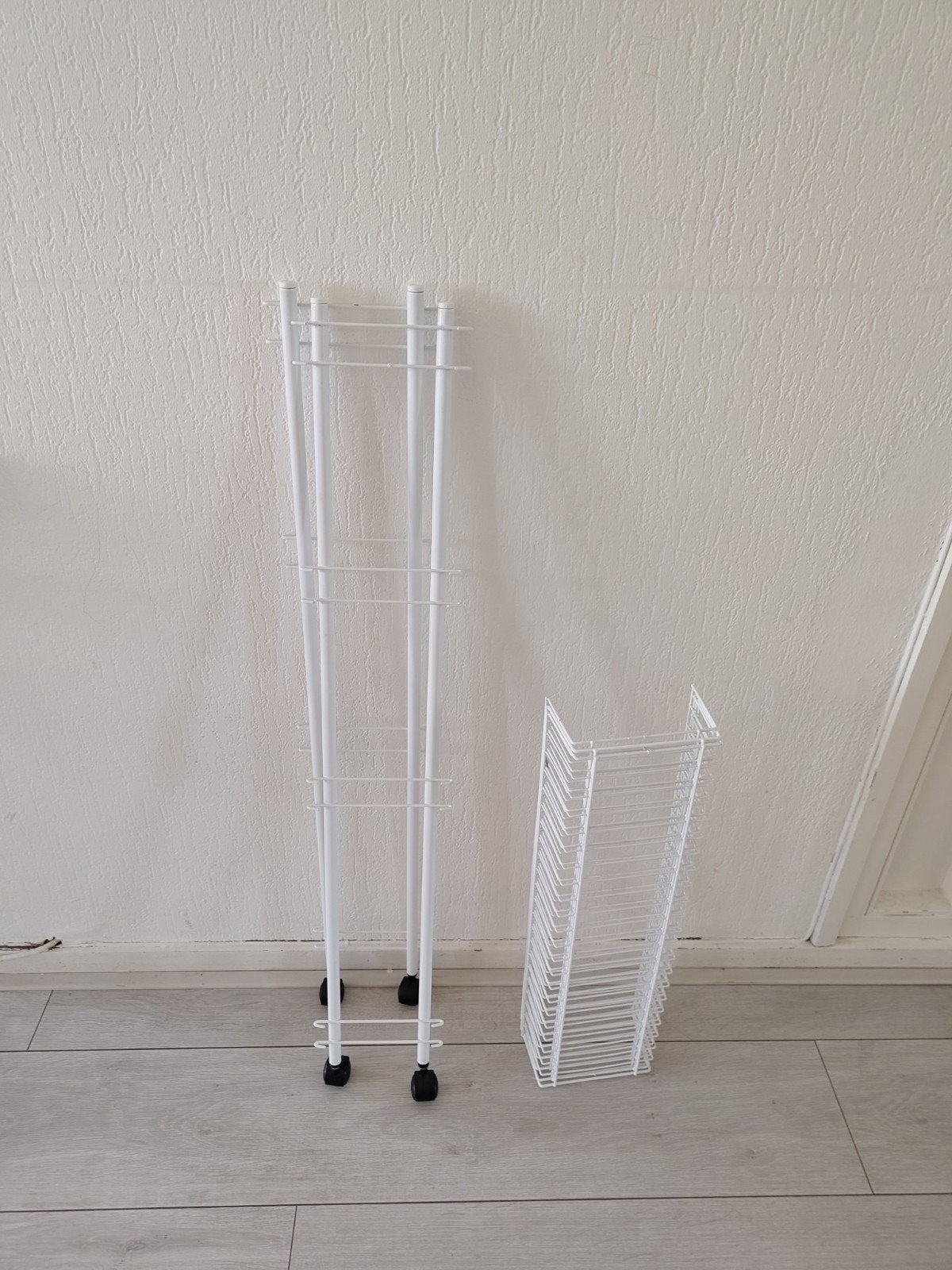 Wit metalen rekje op wieltjes - handig voor smalle ruimtes, Ophalen