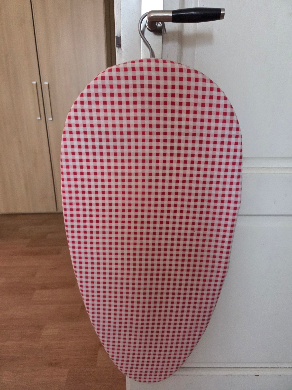 Handige strijkplank voor onderweg, o.a. in de caravan, Ophalen