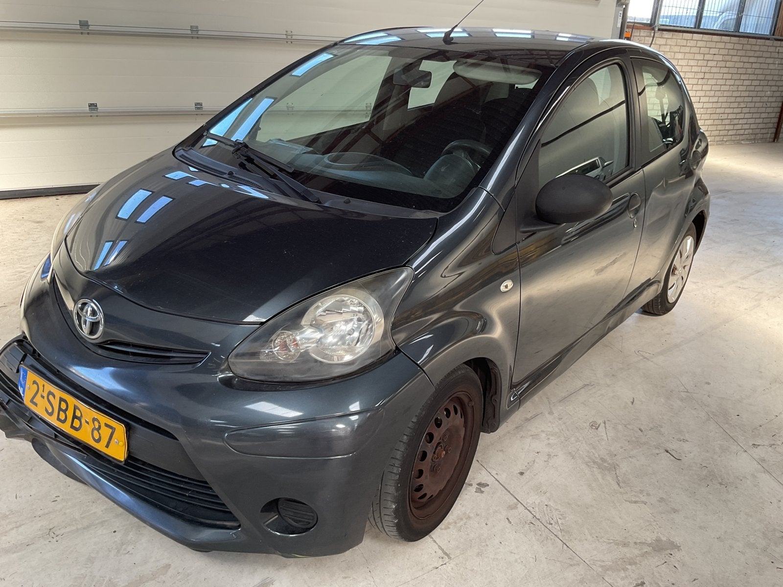 AYGO 5 DEURS 2013 SCHADE AIRBAGS UIT MOTOR LOOPT RIJDT NIET, Auto's, Voorwielaandrijving, Zwart, Bedrijf, Handgeschakeld