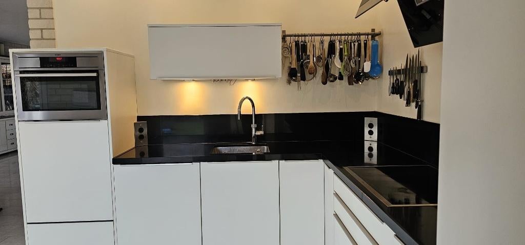 Moderne mat witte hoekkeuken incl AEG apparatuurGEDEMONTEERD