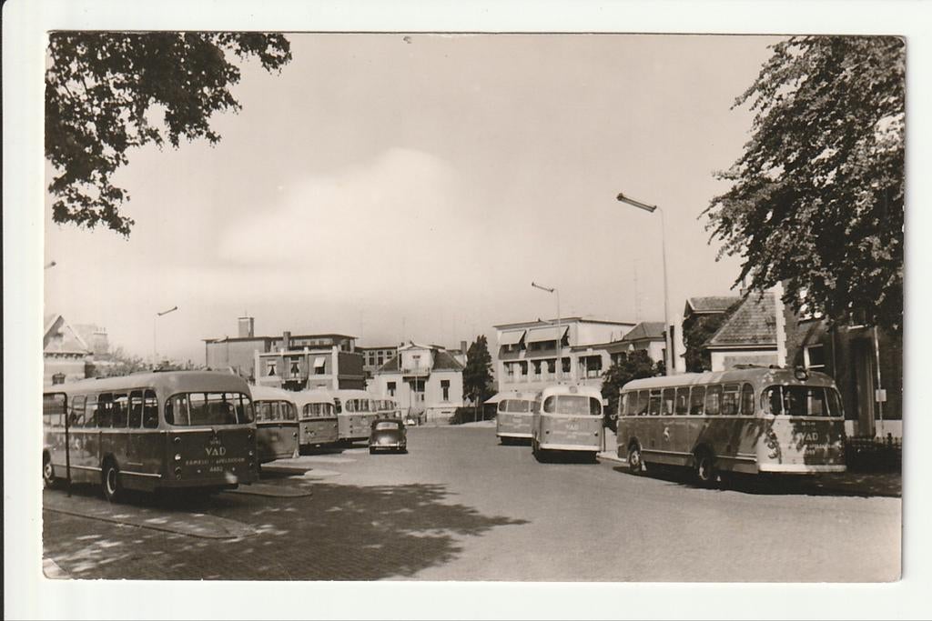 APELDOORN BUSSTATION SOPHIAPLEIN MET LEYLAND CROSSLEY BUSSEN, Ophalen of Verzenden, 1960 tot 1980, Ongelopen, Gelderland