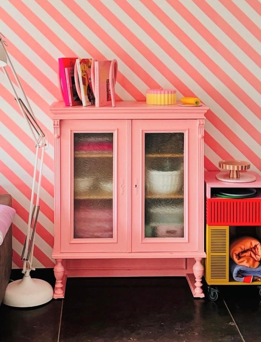 Vintage roze houten kastje met glazen deurtjes, Ophalen