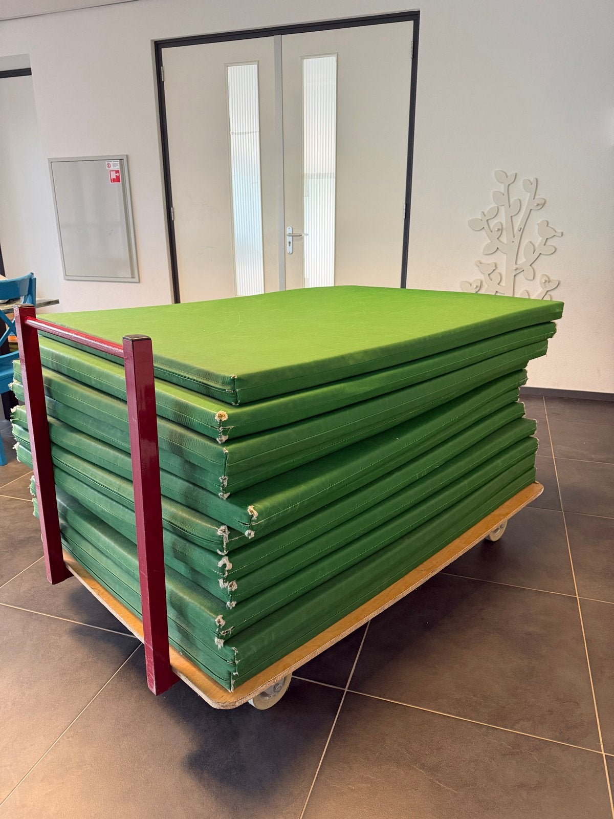 Set van 11 groene vechtsportmatten op stevige rolkar, Ophalen, Gebruikt, Judo, Vechtsportmateriaal