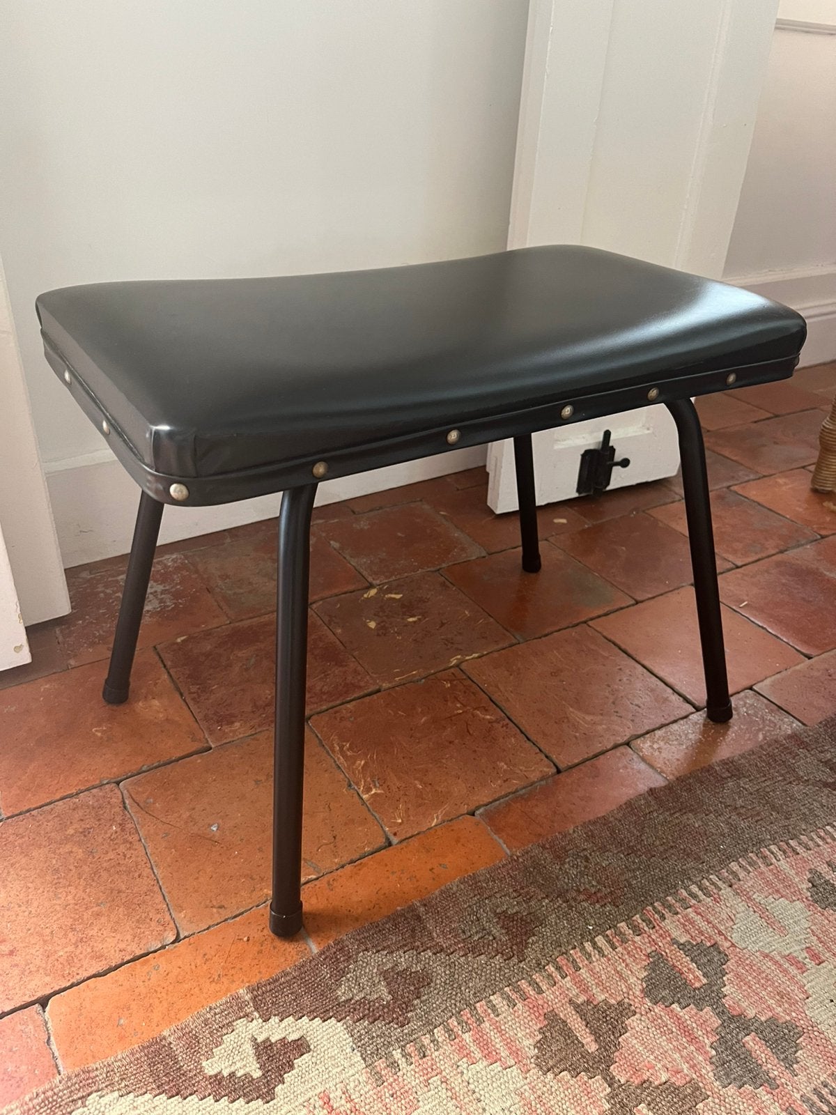 VINTAGE VOETENBANK ZWART FOOTSTOOL DESIGN GUARICHE, Minder dan 50 cm, 125 cm of meer, Leer, Ophalen of Verzenden