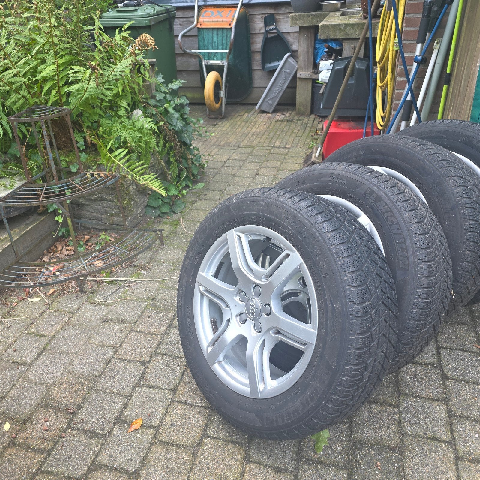 Te koop winterbanden op lichtmetalen velgen 350 euro, Auto-onderdelen, Banden en Velgen, 18 inch, Banden en Velgen, 235 mm, Winterbanden