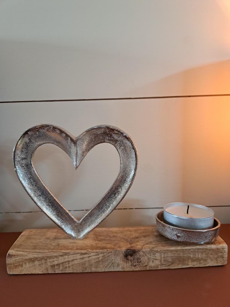 Hartvormige kandelaar op houten plank, Huis en Inrichting, Woonaccessoires | Kandelaars en Kaarsen, Ophalen of Verzenden, Nieuw