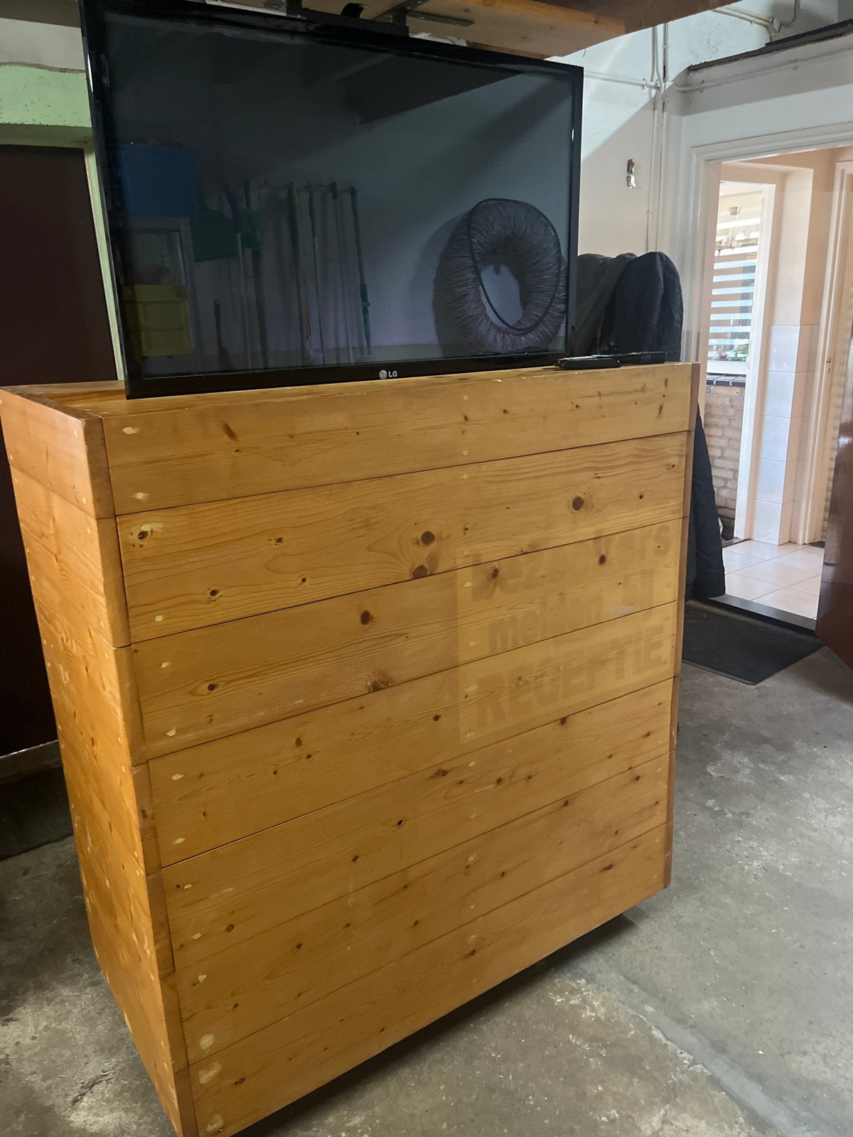 Houten kast met lift voor TV (incl. afstandsbediening), Ophalen, Gebruikt, 100 tot 150 cm, 200 cm of meer