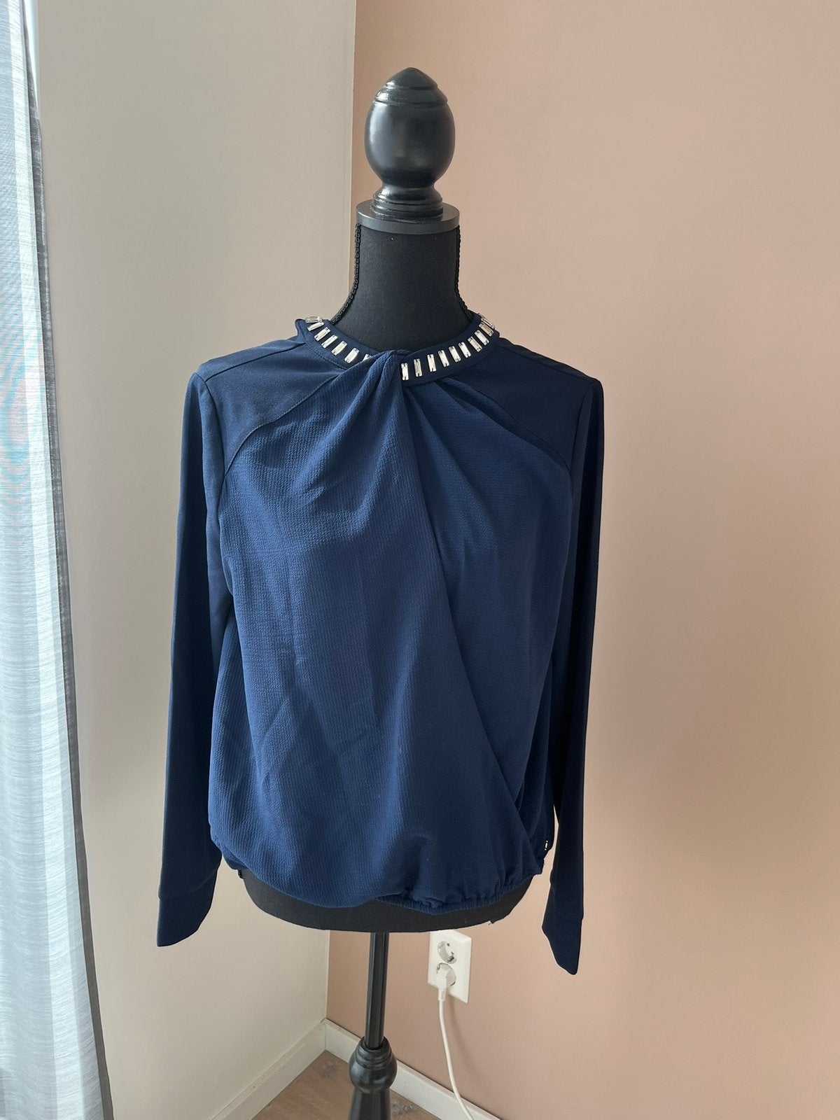 Josje donkerblauwe blouse met lange mouwen en kraagdetails, Ophalen of Verzenden, Zo goed als nieuw, Blauw