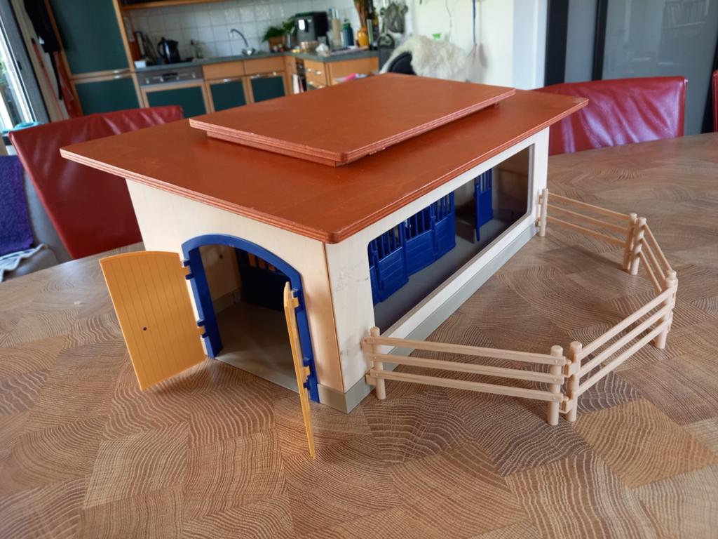 Houten paardenstal met afneembaar dak en 4 Schleich paarden, Kinderen en Baby's, Speelgoed | Overig, Ophalen of Verzenden, Zo goed als nieuw