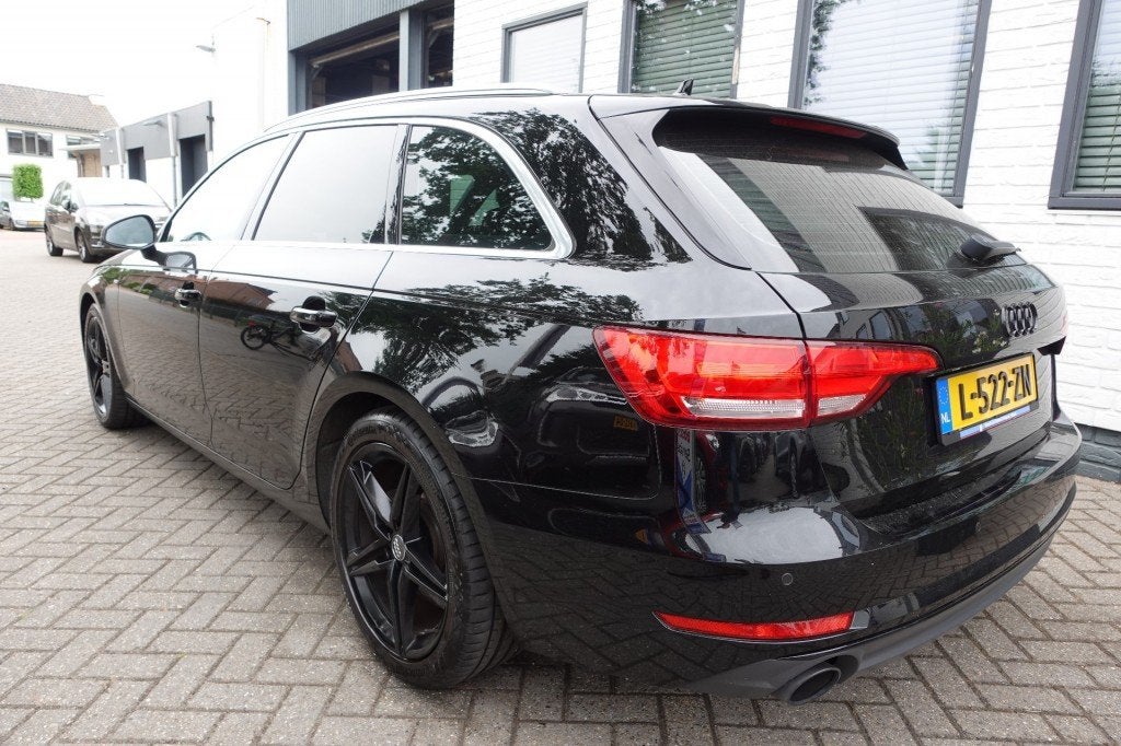 Audi A4 2.0 T MHEV SP SLBE Blackline, Gebruikt, 4 cilinders, 1984 cc, 1435 kg