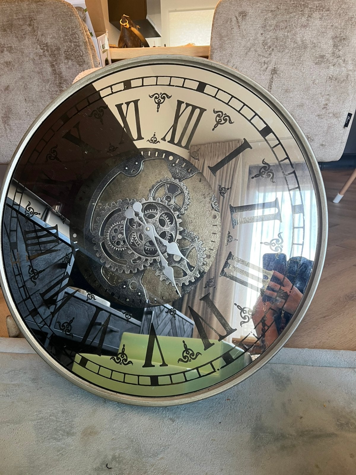 Grote wandklok met Romeinse cijfers en zichtbaar uurwerk, Huis en Inrichting, Woonaccessoires | Klokken, Ophalen, Goud, Wandklok