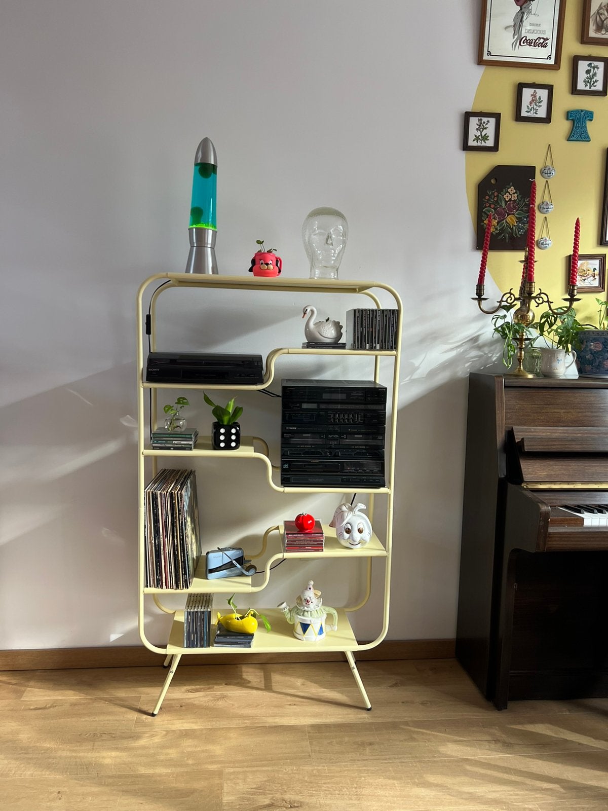 Kwantum organische retro vakken kast botergeel, Ophalen, Met plank(en), 100 tot 150 cm, Zo goed als nieuw