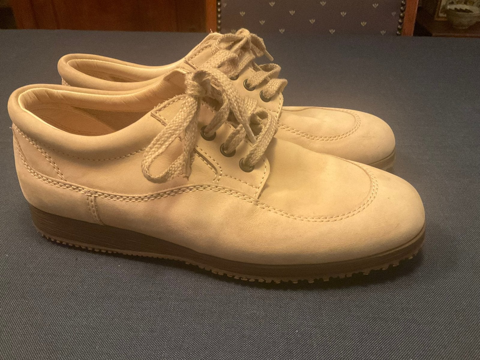 HOGAN beige leer naturel veterschoen maat 38.5, Kleding | Dames, Ophalen of Verzenden, Zo goed als nieuw, Beige, Sneakers of Gympen