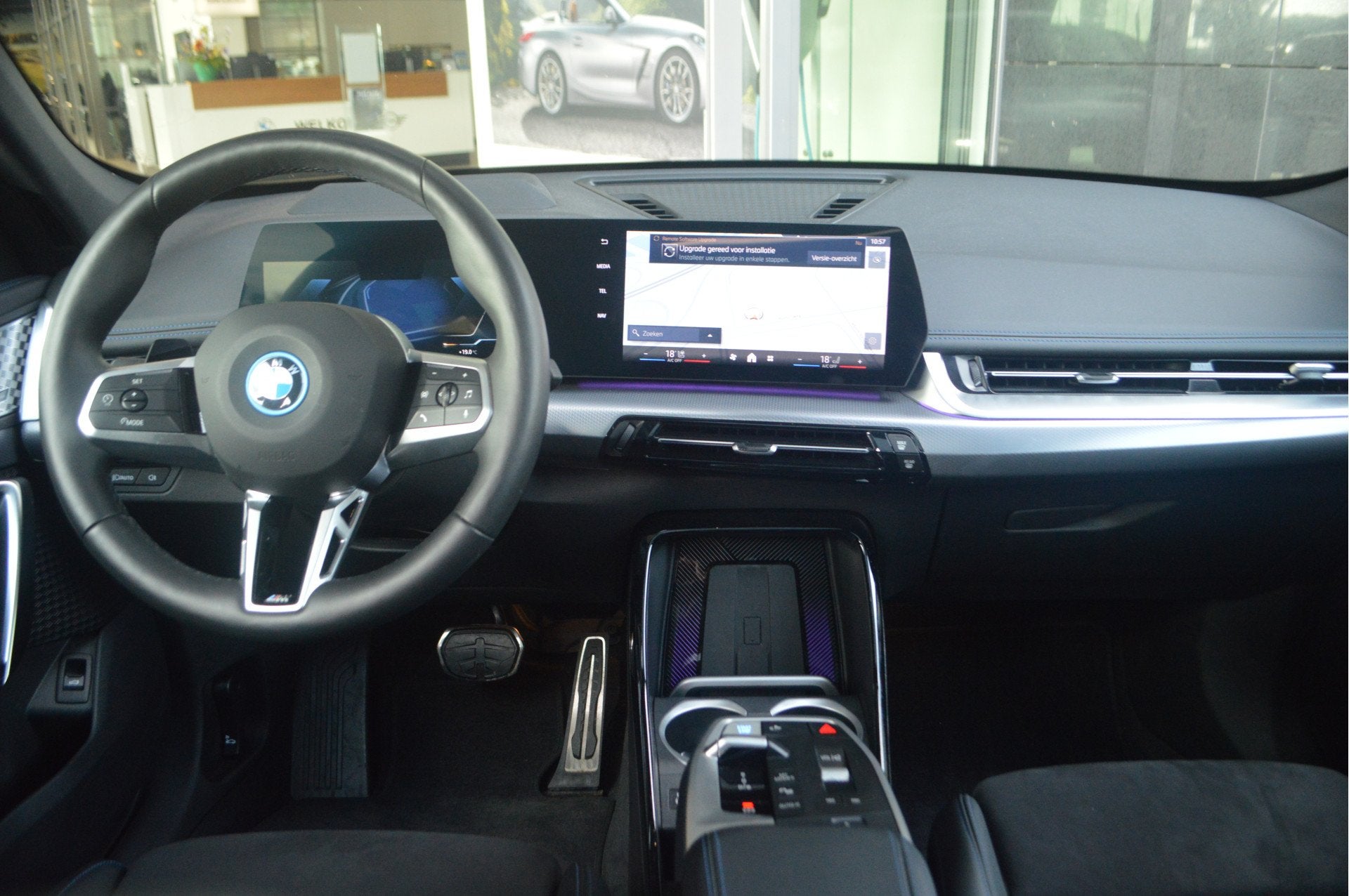 BMW iX1 eDrive20 M Sport / Trekhaak / Panoramadak / Sportsto, Dealer onderhouden, Met garantie (alle), 24 min, Origineel Nederlands