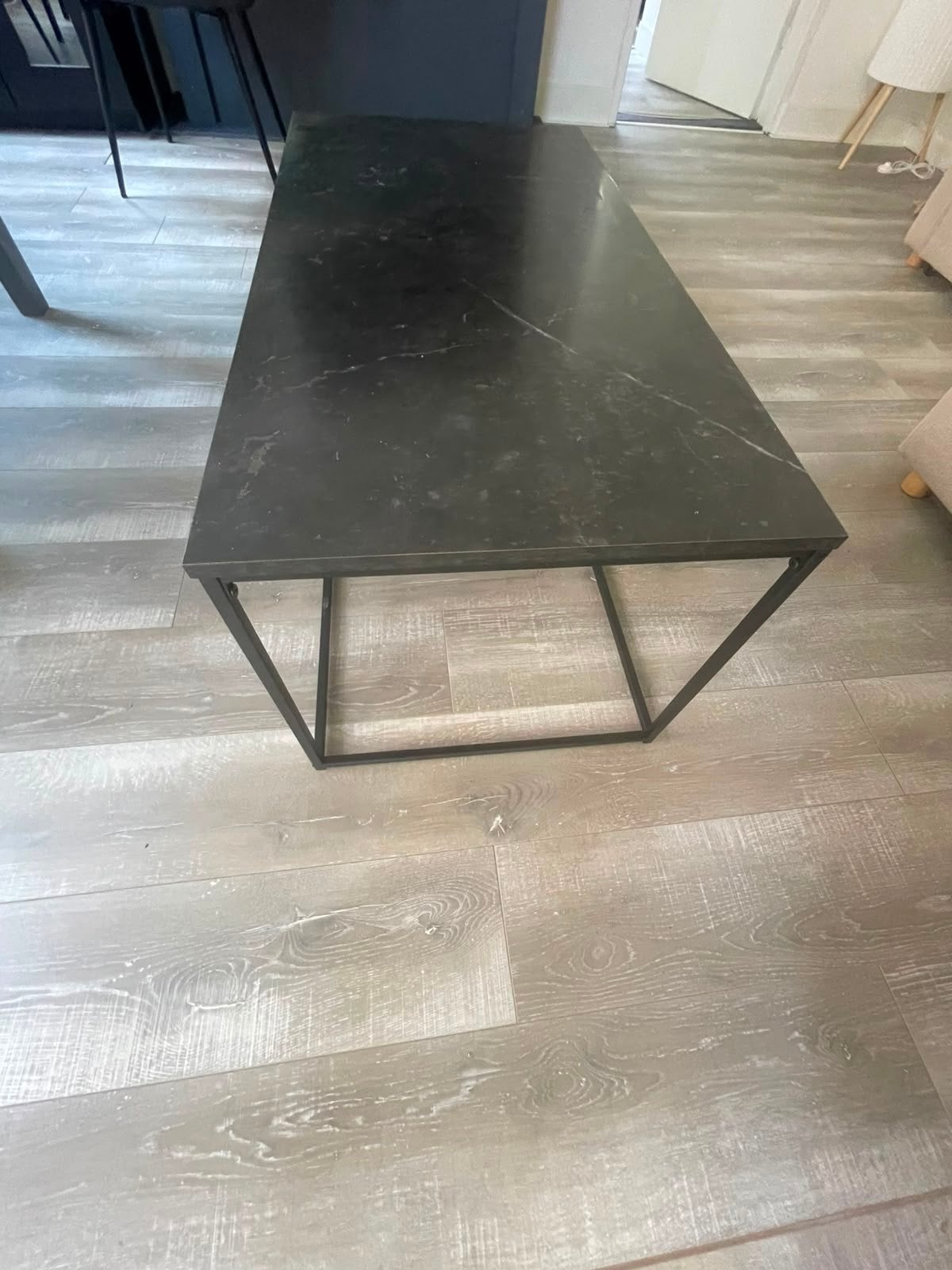 Zwarte salontafel met marmerlook blad – JYSK, Ophalen, Gebruikt, 100 tot 150 cm, 50 tot 100 cm