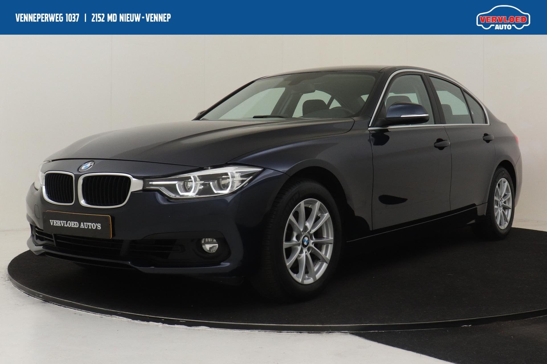 BMW 3-SERIE 318I AUT. ADVANTAGE -CRUISE|PDC|NAVI|SPORTSTUUR|, Auto's, Automaat, Gebruikt, Euro 6, Blauw