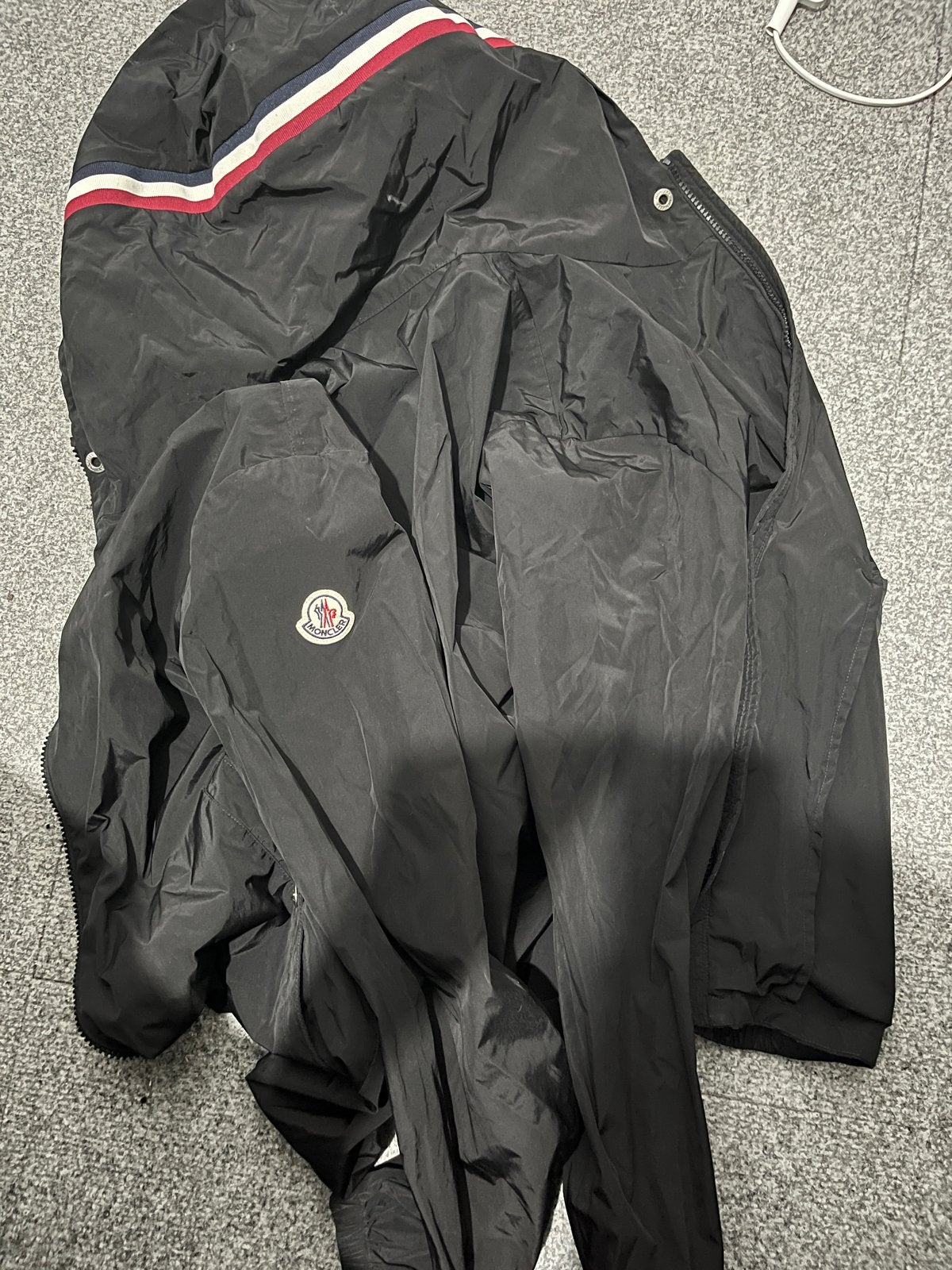 Moncler jas zwart met capuchon - Maat m, Ophalen of Verzenden, Gedragen, Maat 52/54 (L), Zwart