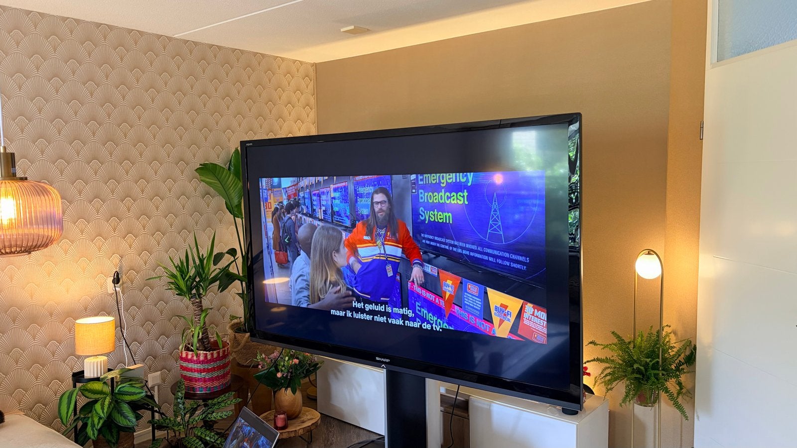 Foto 5 van Sharp Aquos 80 inch Full HD TV met presentatievoet