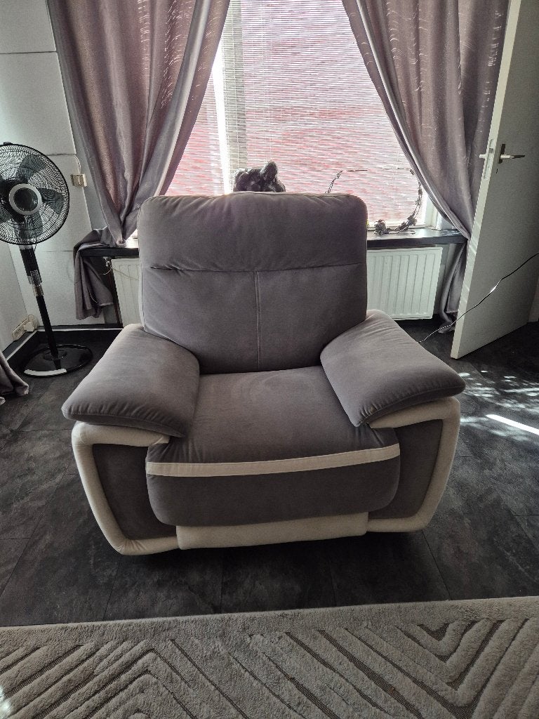 Relaxfauteuil electrisch model Metti in grijs/ecru fluweel, Huis en Inrichting, Ophalen, 75 tot 100 cm, Zo goed als nieuw, Stof