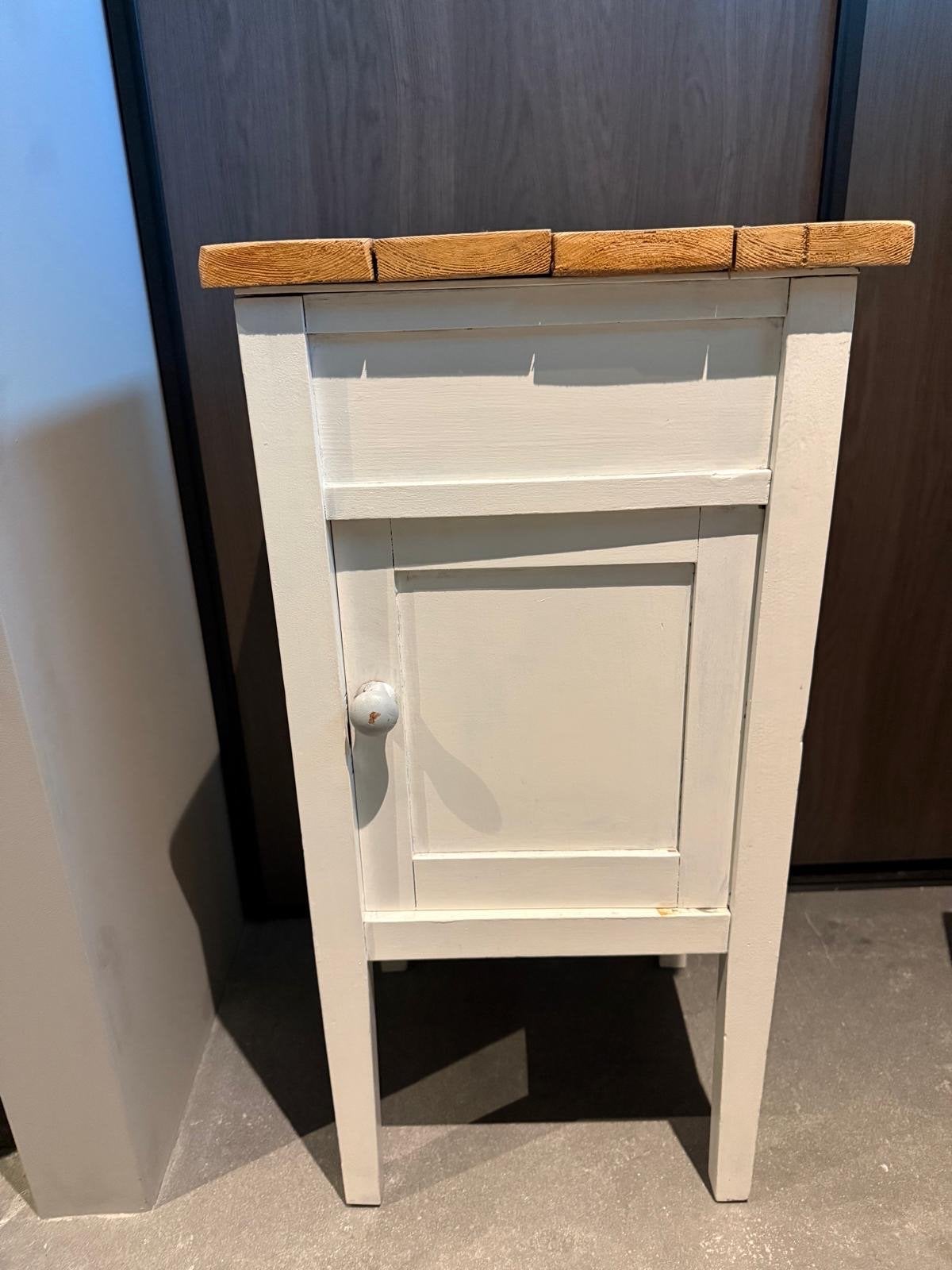 Wit (nacht)kastje met houten blad, Ophalen, Gebruikt, Minder dan 45 cm, 55 tot 70 cm
