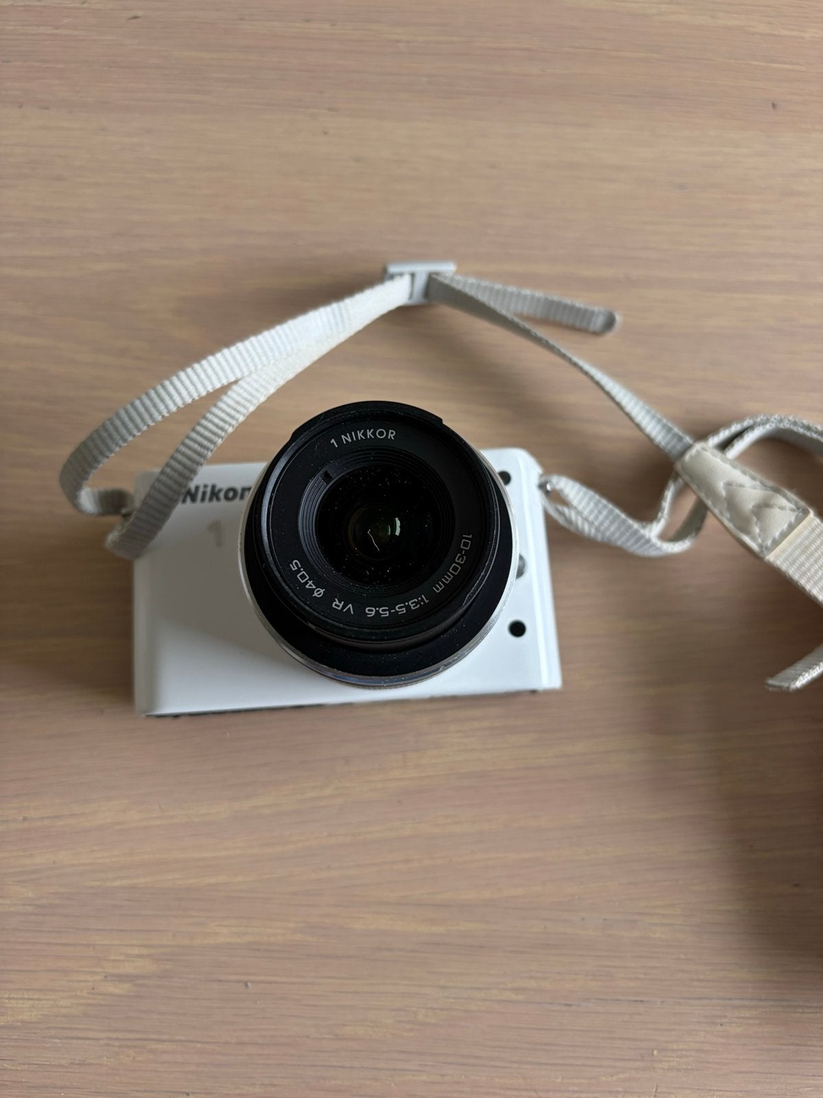 Witte Nikon 1 J1 systeemcamera met 10-30mm lens + lader, Gebruikt, Compact, Onbekend, Ophalen of Verzenden