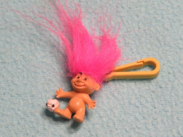 Kleine sleutelhanger met trol met roze haar en voetbal, Ophalen of Verzenden, Zo goed als nieuw