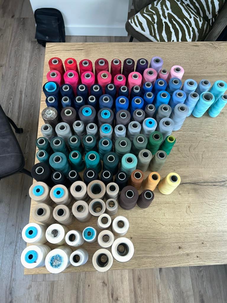 Naaigaren set - 111 stuks in diverse kleuren, Hobby en Vrije tijd, Ophalen, Gebruikt, Garen of Naald(en)
