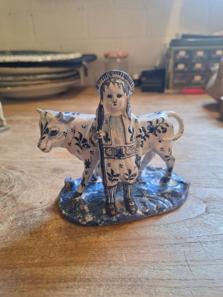 Antiek beeldje: Melkjongen met stier, Delfts blauw stijl, Ophalen of Verzenden, Gebruikt, Mens